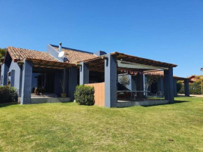 Espectacular Casa tipo resort y cabaña recién remodeladas. En una parcela de 10.000 metros cuadrados encontrarás esta casa de la cual no vas a querer salir. La Casa está impecable, con muebles nuevos 